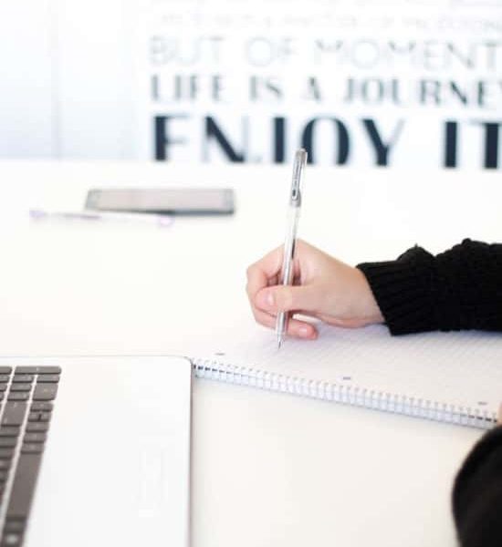 Copywriter helpt met het verzinnen of schrijven van teksten voor je website of social media